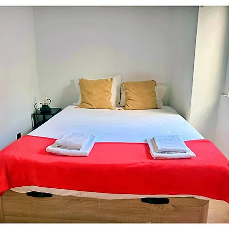 2br Near Estrela Garden Apartment Lisbon